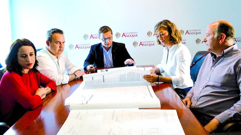 El equipo de Gobierno busca apoyos contra el desempleo