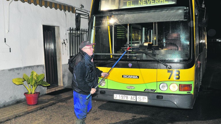 De cuatro a siete horas sin autobuses urbanos al Neveral