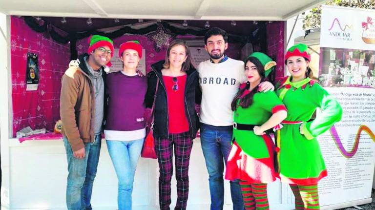 BALANCE. <i> La coordinadora de AxSí, Encarnación Camacho, con trabajadores del Mercado Navideño. </i>