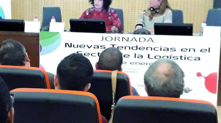 JORNADA. <i>María Paz del Moral y Rosario Martínez durante el encuentro organizado por Andalucía Emprende.</i>