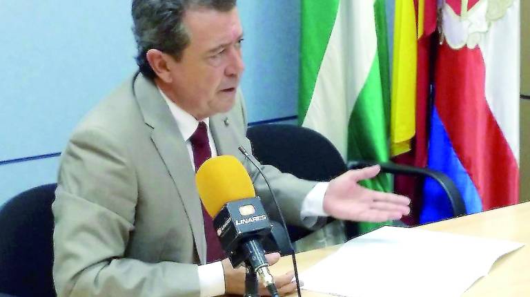SIN DUDAS. <i>El alcalde, Juan Fernández, explica en rueda de prensa “la verdad” sobre Biodiesel Technology.</i>