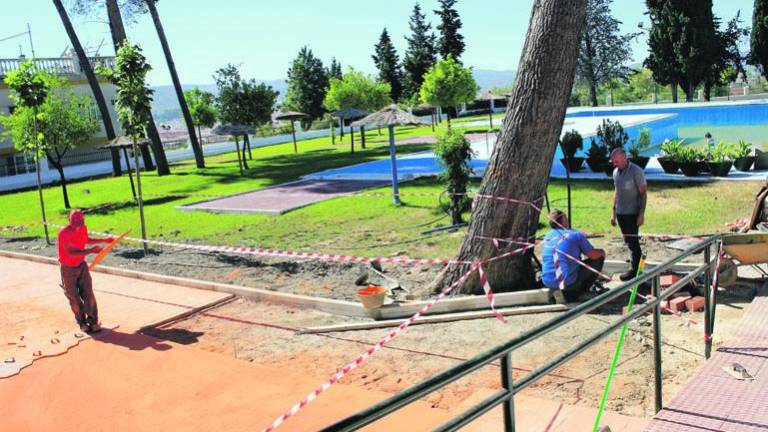 Las obras en la piscina se ejecutan contrarreloj para abrir el 1 de julio