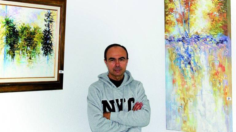 ARTE. <i>José Domínguez, entre dos de sus obras. </i>