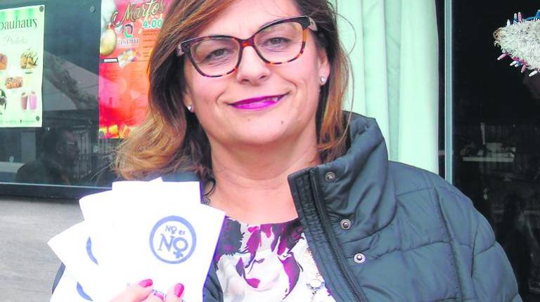 CONCEJAL. <i>Matilde Expósito muestra las servilletas con mensaje. </i>