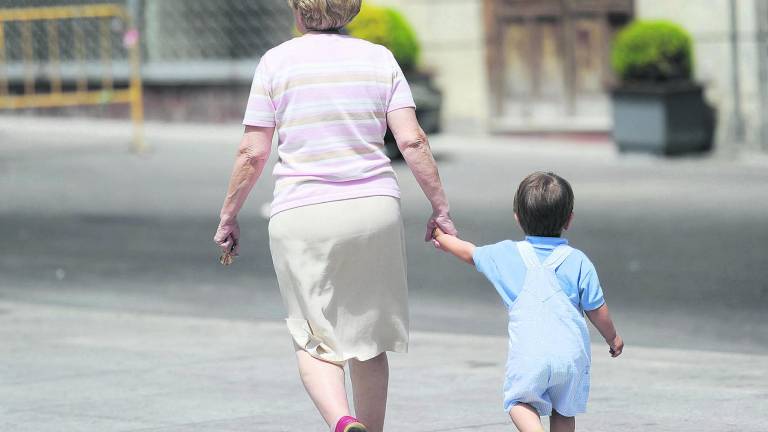 Abuelos y “malabarismo familiar” para la primera semana sin clases