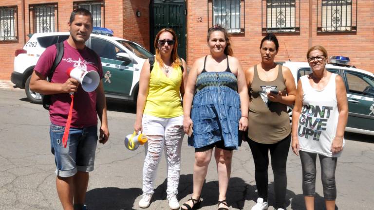 Protesta de una madre para que la dejen ver a sus dos hijos