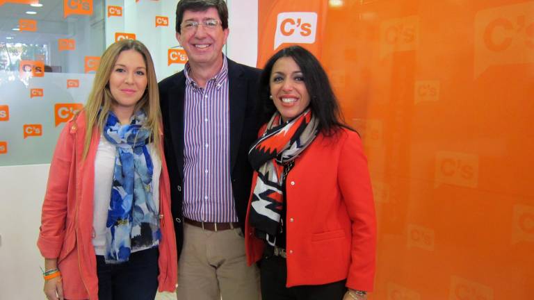 Juan Marín, entre Raquel Morales y Marta Bosquet