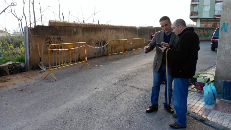 Arreglos de un muro en mal estado en la calle José Calderón Carmona