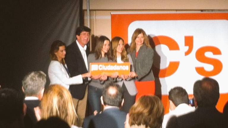 Raquel Morales, arropada durante el mitin de Ciudadanos en Jaén
