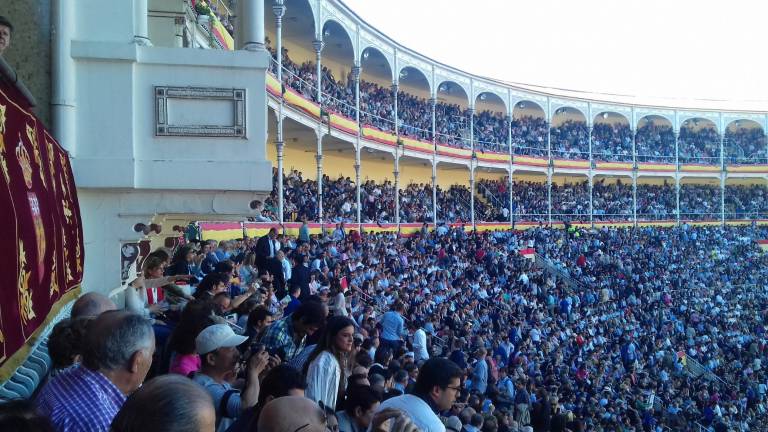 Palco lleno, palco vacío