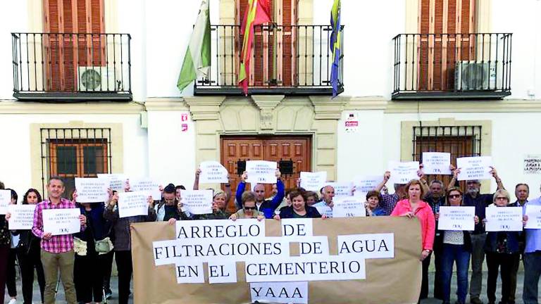 Sigue la controversia por las filtraciones en el cementerio