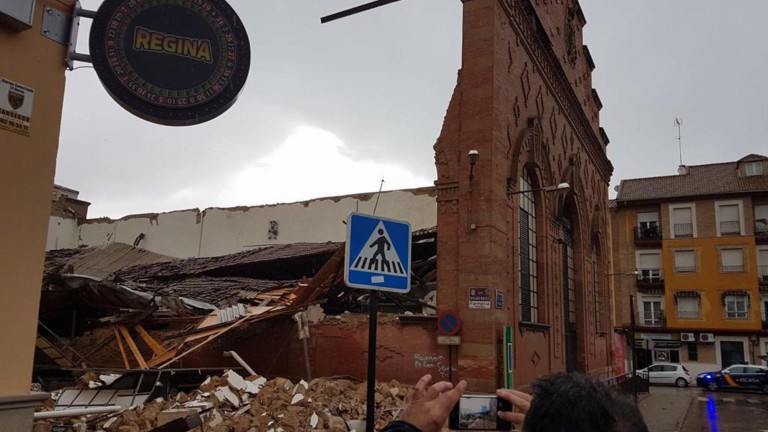 Desplome, por el temporal, del Mercado de Abastos de Linares