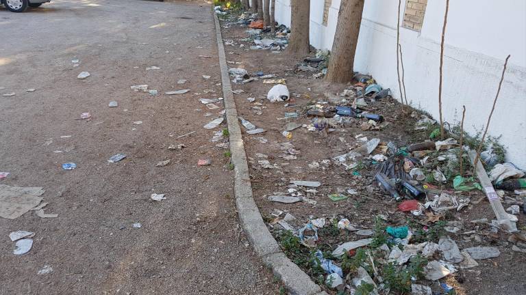 Más mugre que coches en un parking de El Valle