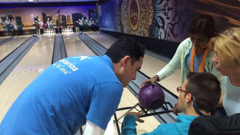 Una partida de bolos para favorecer la integración social