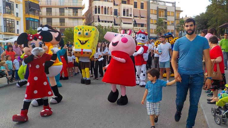 Un pasacalles inaugura la “feria chica”