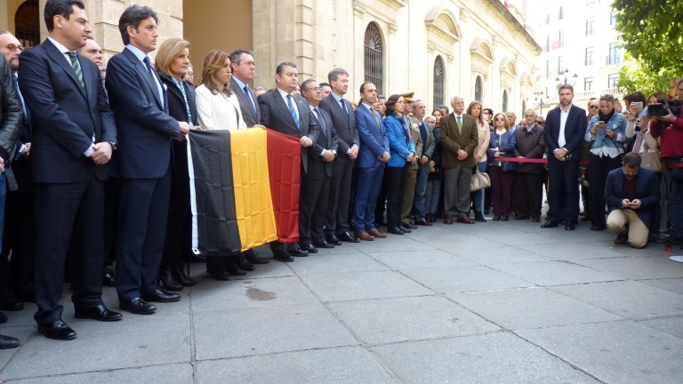 Silencio en Sevilla en memoria de las víctimas de Bruselas