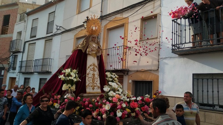 El municipio de Torres celebra el día de la Cruz procesionando dos imágenes