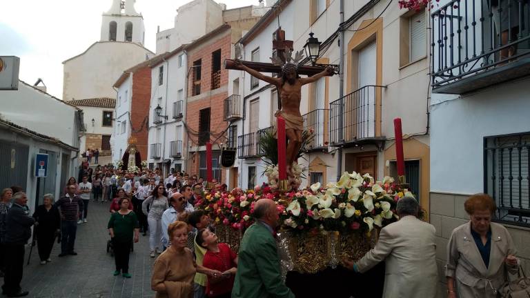 El municipio de Torres celebra el día de la Cruz procesionando dos imágenes