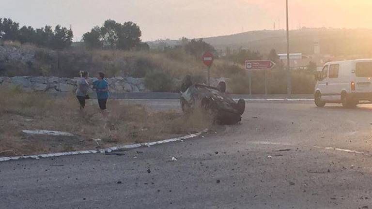 Un fallecido al volcar un vehículo en una rotonda