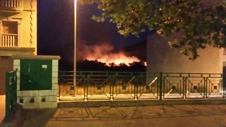 Incendio junto al centro urbano de Huelma
