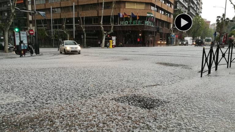 Una impresionante granizada sorprende a la capital