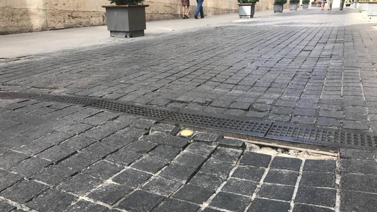 La calle Campanas se deteriora “a pasos agigantados”