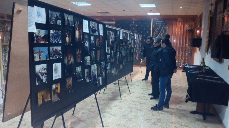 Éxito de la exposición fotográfica cofrade y nuevo estandarte para el grupo joven
