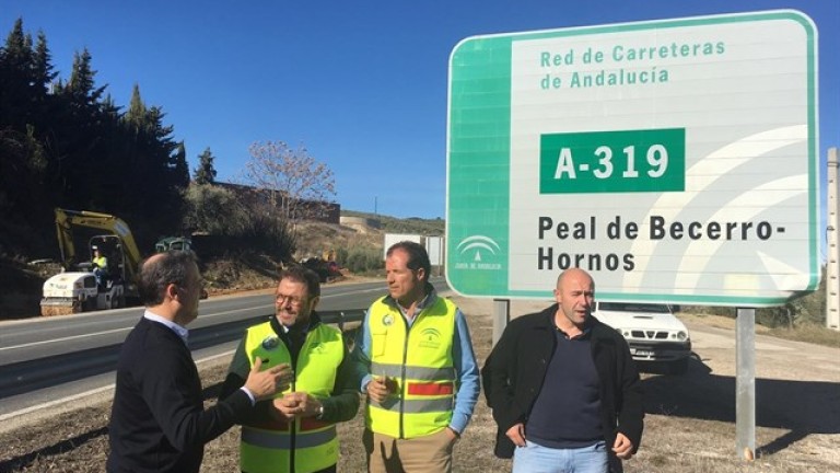 La Junta mejora la seguridad en los accesos al campo de fútbol y al Chare de Cazorla desde la carretera A-319