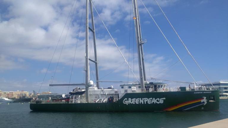 El Rainbow Warrior atraca en la Marina