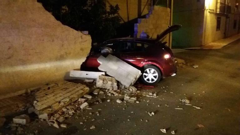 Empotran un vehículo en un muro del municipio