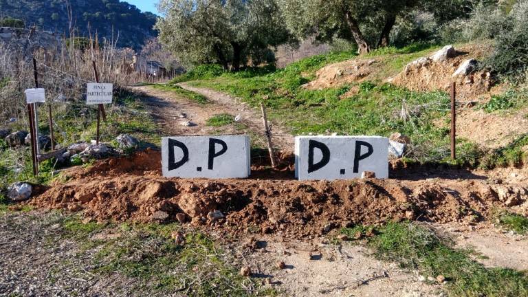 Bloques de hormigón para proteger una vía de acceso a Otíñar