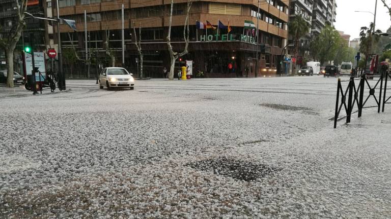 Una impresionante granizada sorprende a la capital