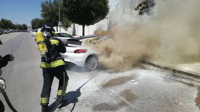 Bomberos apagan un fuego en la Vía Verde