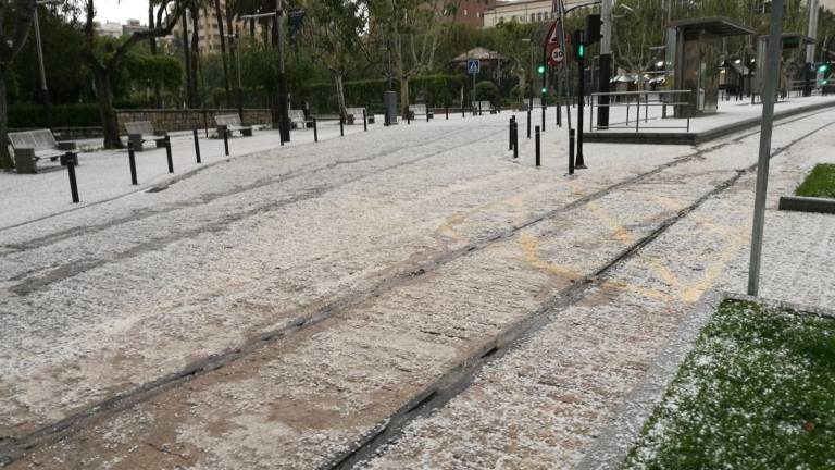 Una impresionante granizada sorprende a la capital