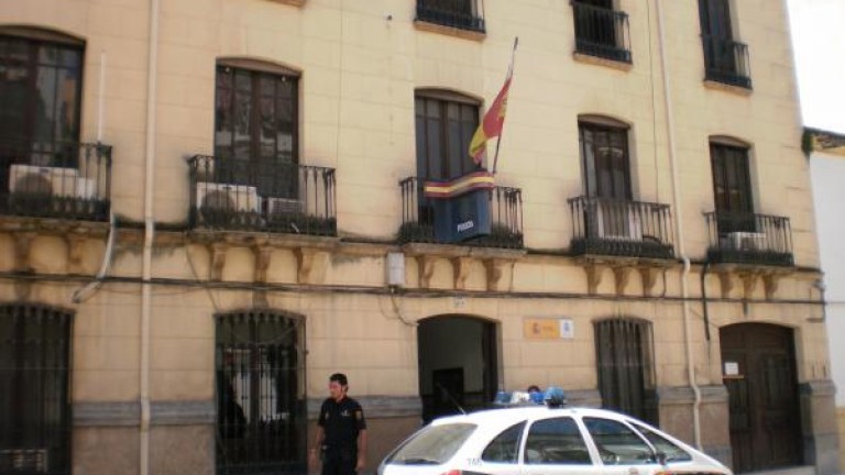 Dos detenidos en Andújar acusados de contratar móviles a nombre de fallecidos y ancianos