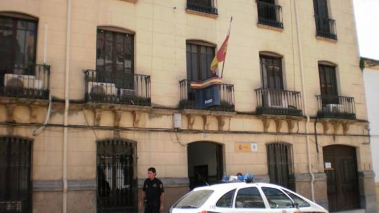 Dos detenidos en Andújar acusados de contratar móviles a nombre de fallecidos y ancianos