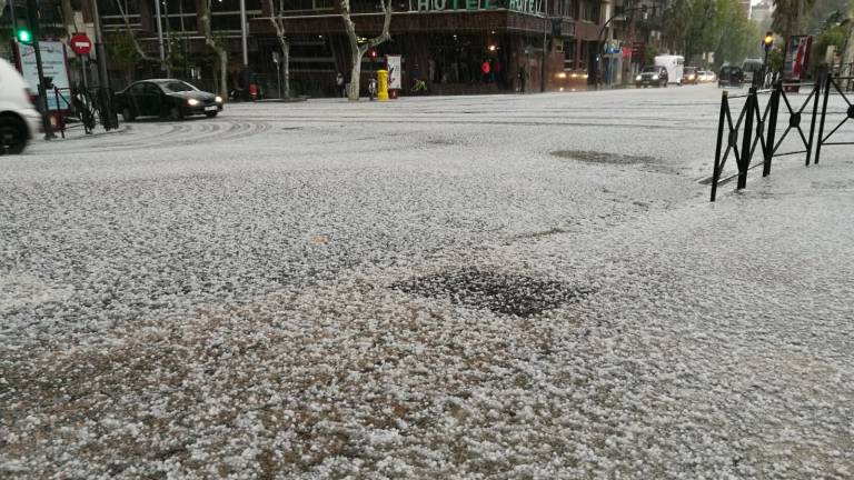 Una impresionante granizada sorprende a la capital