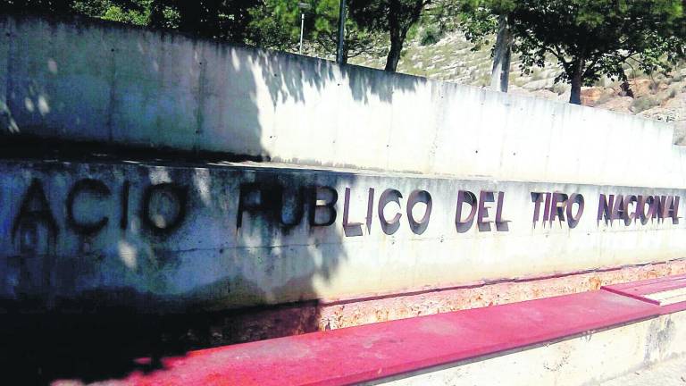 Maleza y columpios rotos en el Parque de Tiro Nacional