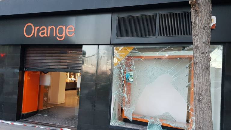 Revientan el escaparate y roban en una tienda de móviles del Gran Eje