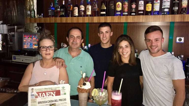 Cócteles, buena música, refrescantes combinados y la información al día en la Cafetería Buenavista de Bailén