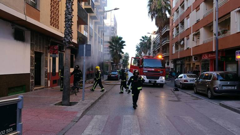 Desalojados 15 pisos tras el incendio de una cochera en Martos