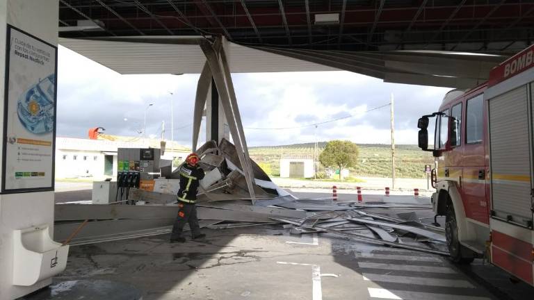 Cae el techo de una gasolinera en Andújar