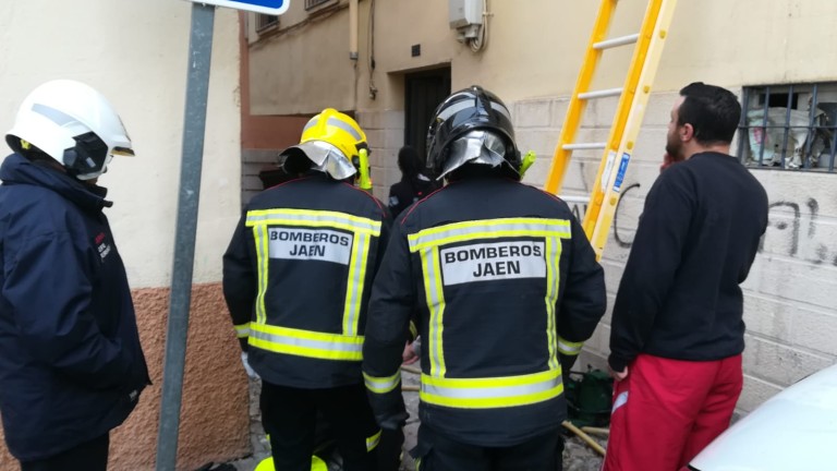 Cinco heridos a causa de un incendio en la calle Hornos Negros