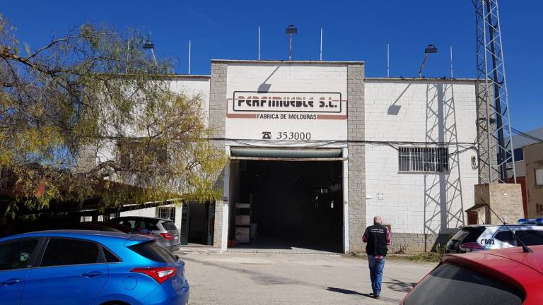 Dos heridos al incendiarse una fábrica de muebles en Mancha Real