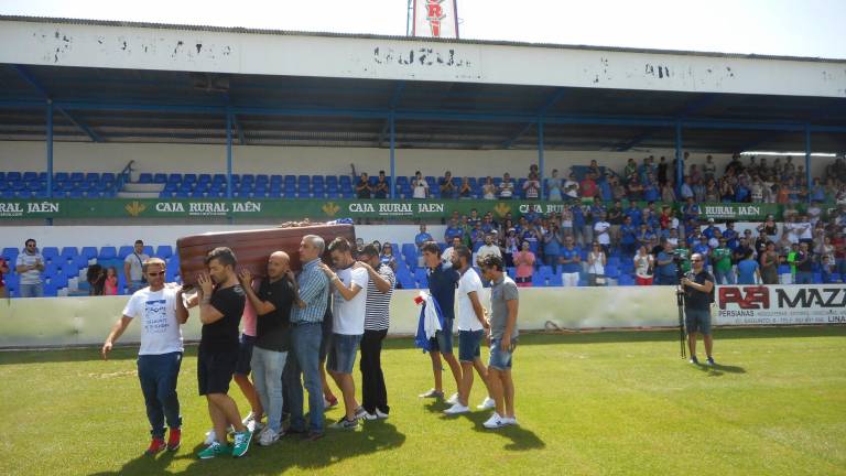 Linarejos despide a su eterno capitán, Fran Carles