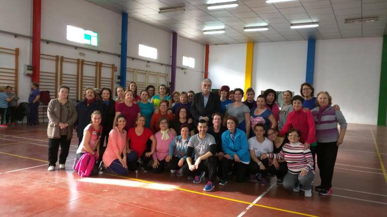 Las mujeres sudan la camiseta