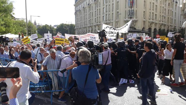 Tensión entre Policía y pensionistas por la manifestación en el Congreso