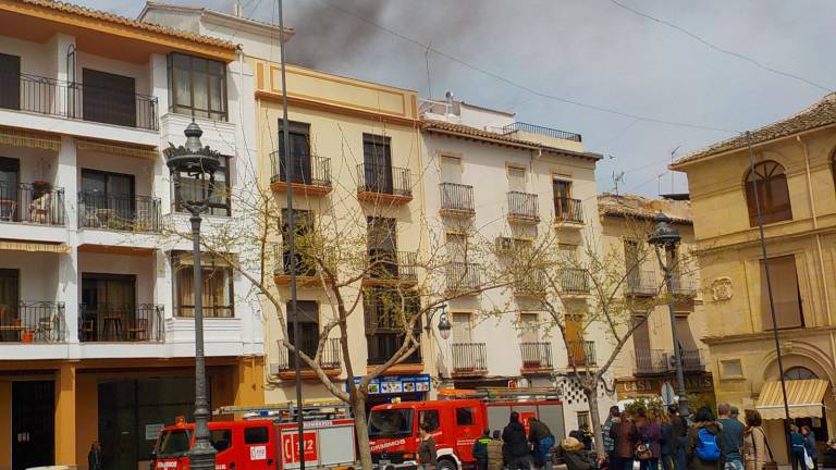 Cuatro atendidos por inhalar humo en un aparatoso fuego