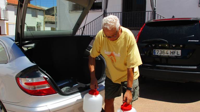 Los vecinos reclaman ya agua potable en sus casas
