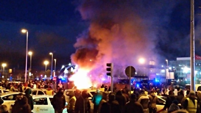 Taxistas queman contenedores a la entrada de Fitur